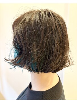 トレパルッキエーレ(tre parrucchiere) ［-tre-］ミニボブ×インナーカラーグリーン　20代/30代/40代