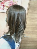 動きの出やすいミディアムカット♪