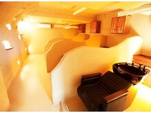 プリモ ココ 鍋島店(Primo coco.)の雰囲気（洞窟のような癒しのシャンプールーム☆リラックス出来る照明も◎）