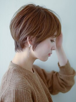 ビッケ(Vicke)の写真/大人ハイライトで立体感をプラス！透明感カラーでデザインを楽しみながら、チラホラ白髪もキレイにカバー♪