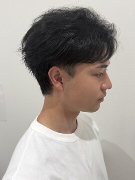 ヒュイル バイ ニアウ(Hwyl by Niau) メンズセンターパートパーマニュアンスパーマショートツーブロ