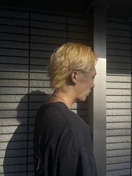 ウェルネス(Wellness) スキンフェード、韓国マッシュ、センターパート