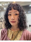 海外風大きめハードパーマくるくるパーマミディアムパーマ