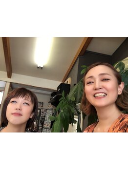 スタッフとは20年近いお付き合い♪「親子だと思ってた」と言われるほど自然体なふたりが明るく出迎えます♪
