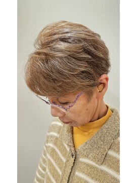 白髪があるからこそきれいで明るい表情に！