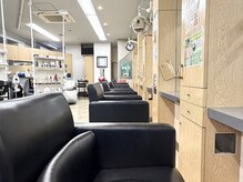 美容室 佐竹の雰囲気（セット面は座り心地の良い椅子で、快適にお過ごしいただけます）