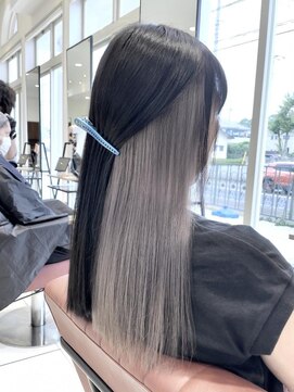 クアトログランシュ ひたちなか店(QUATRO×GranCieux) インナーカラー×ホワイトシルバー(ブリーチ2-3回)