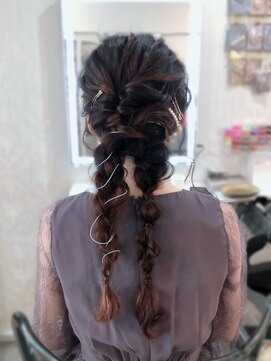 アトリエビューティーアミュ(atelier beauty AmU) 結婚式 二次会 お呼ばれ ツインポニー+ゴールドピン パールピン