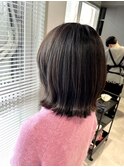 くびレイヤーエモージュ斜めバング小顔似合わせカットボブ