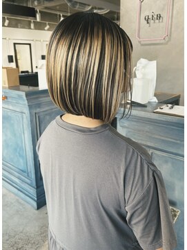 クイン(qin) プレイングカラー×前下がりボブ