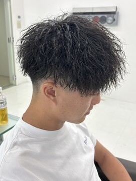 ツイストパーマ　刈り上げ　フェード　眉毛　メンズ　