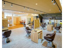 ヘアメイク サッカ 新栄店(Hair make sacca)の雰囲気（明るく広々とした店内でリラックスして過ごせます。[ブリーチ]）