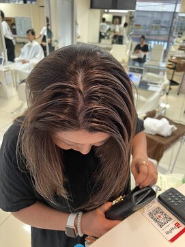 ショコララテ ミディアムレイヤ－スタイル！白髪ぼかしハイライト◎