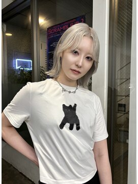 レコ 渋谷(LECO) ホワイトシルバーの外はねボブ