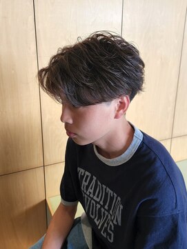 ニアウ 伊勢崎連取店(Niau) 刈り上げショートセンターパートフェザーパーマ