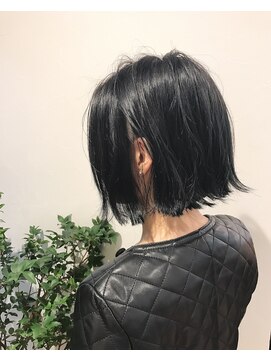 ナナバイロッカ(nana by rocca) 切りっぱなし外はねボブをブルーブラックに染め上げて