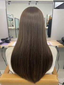 リジー(Litzy) ”美髪×艶、透明感カラー”【椎葉】