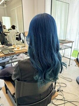 テラス トヨタ(Telasu Toyota) ケアブリーチカラーでネイビーブルーカラー◎