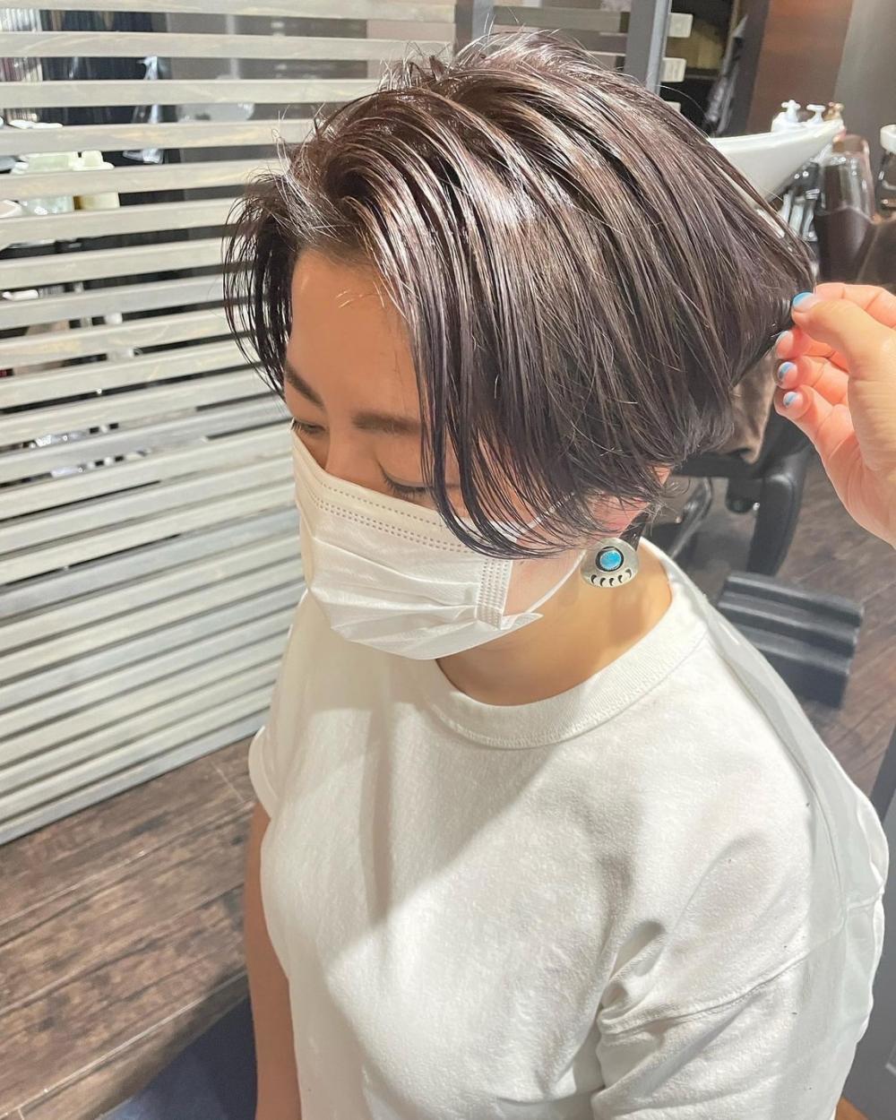 ハイライトうるツヤ白髪ぼかしユニセックスマニッシュショート ハイライトうるツヤ白髪ぼかしユニセックスマニッシュショート