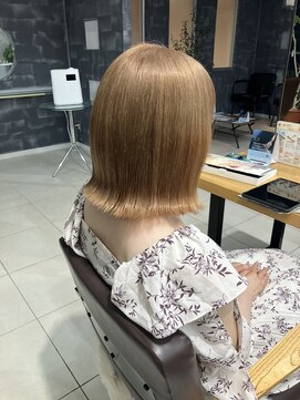 ラウル(Laulu) イメチェン/ホワイトブロンド/外ハネボブ/美髪/佐倉