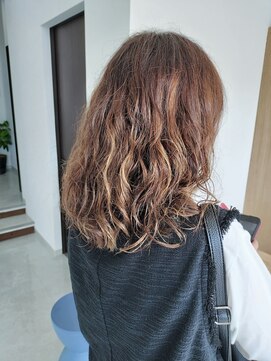 エミュ(emu.) 奈良市大安寺｜大人女性に人気のふわふわパーマ×しっかりカール