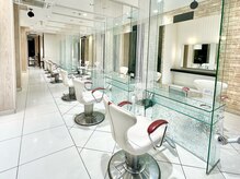 アース 新越谷店(HAIR&MAKE EARTH)の雰囲気（お席の写真です♪ゆとりのある店内は奥行きが広いです☆/越谷）