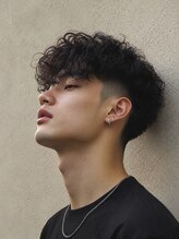 《*スペインカール*》まるでおしゃれな外国人！フェードとの相性が抜群★[江坂/吹田/men's/パーマ/眉毛]