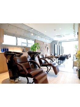 【表参道徒歩5分】コンクリート×木目調の温かみのある空間をご提供＊髪のお悩みを気軽に相談できるのも◎