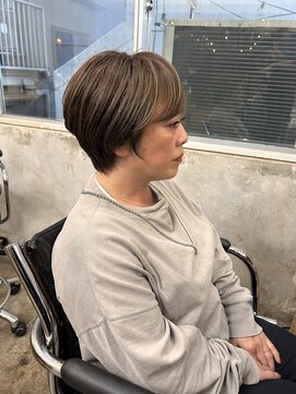 ウィークエンド(WEEKEND) ベージュカラーショートスタイル