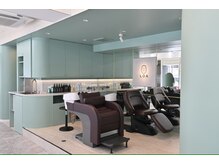 LOAでは長時間のシャンプーでも首が疲れない、フルフラットのシャンプー台を導入！