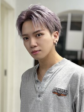 アーリー(Ali'i) センターパート短髪ハイトーンアップバングツーブロック刈り上げ