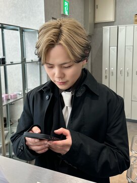 ジーナ 天神(Zina) エンドカラー×センターパート(ショートネープ/ダウンパーマ)