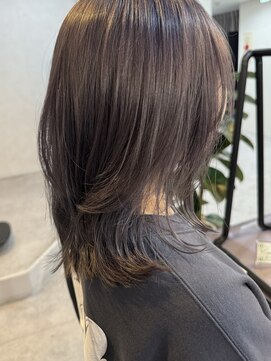 ニィ(2iee.) シルバーグレージュ