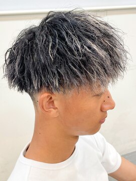 バース バイ ハピネス(BIRTH by happiness) 刈り上げフェードマッシュ縦落ちツイストパーマホワイトメッシュ