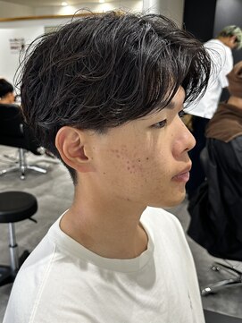 ヒュイル バイ ニアウ(Hwyl by Niau) メンズマッシュパーマニュアンスパーマスパイラルパーマ刈り上げ