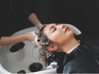 アッドバイケンジ(Add.. by KENJE)の写真/【個室完備】忙しい毎日に癒しのひと時を・・・髪も心も満たされる頭浸浴ヘッドスパ