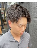 黒髪縦落ちツイストスパイラルパーマツーブロックセンターパート