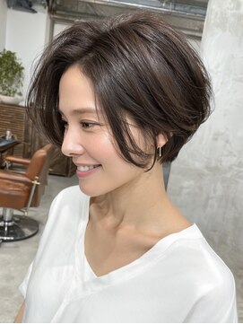 レリーノーブル 西宮北口(RelyNoble) 白髪ぼかし×丸みショートで自然な抜け感スタイル[西宮北口]