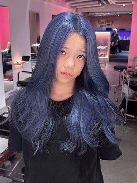 ダズリングディア(Dazzling Deer) 青／ロング／巻き髪スタイル／レイヤーカット／ハイトーン