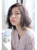 ラフな無造作ウェーブが大人かわいいミディ