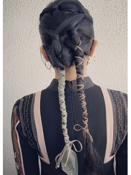 バロウ(BURROW) タイトロングヘアアレンジ