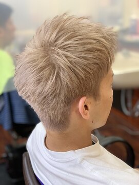 メンズ美容室 タカミ ミルクティーベージュ 前流しアップバング