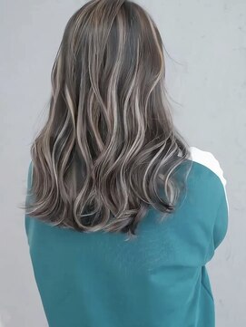 マリアナ(Mariana) ハイライトショートヘアレイヤーカットダブルカラー