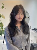 透けるグレージュ ウェーブヘア