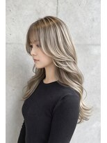 テラス トヨタ(Telasu Toyota)&nbsp;レイヤーカットとハイライトとホワイトベージュのブリーチカラー