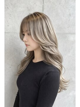テラス トヨタ(Telasu Toyota) レイヤーカットとハイライトとホワイトベージュのブリーチカラー