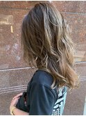 《パールグレージュ》レイヤーロングで毛先にラフ感をプラス