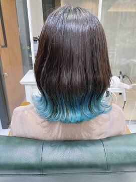 デイズ(days) 毛先裾カラーネイビーカラー/水色カラー/ブルーカラー外はねボブ