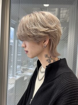 センターパートウルフ×ホワイトベージュ