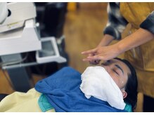 昭美館の雰囲気（理容室ならではの顔剃り。スチーマーを使ったエステも人気◎）